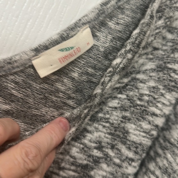 Hummingbird Sz  M blk/white crisscross front  V back l/s top NWOT - Picture 3 of 5